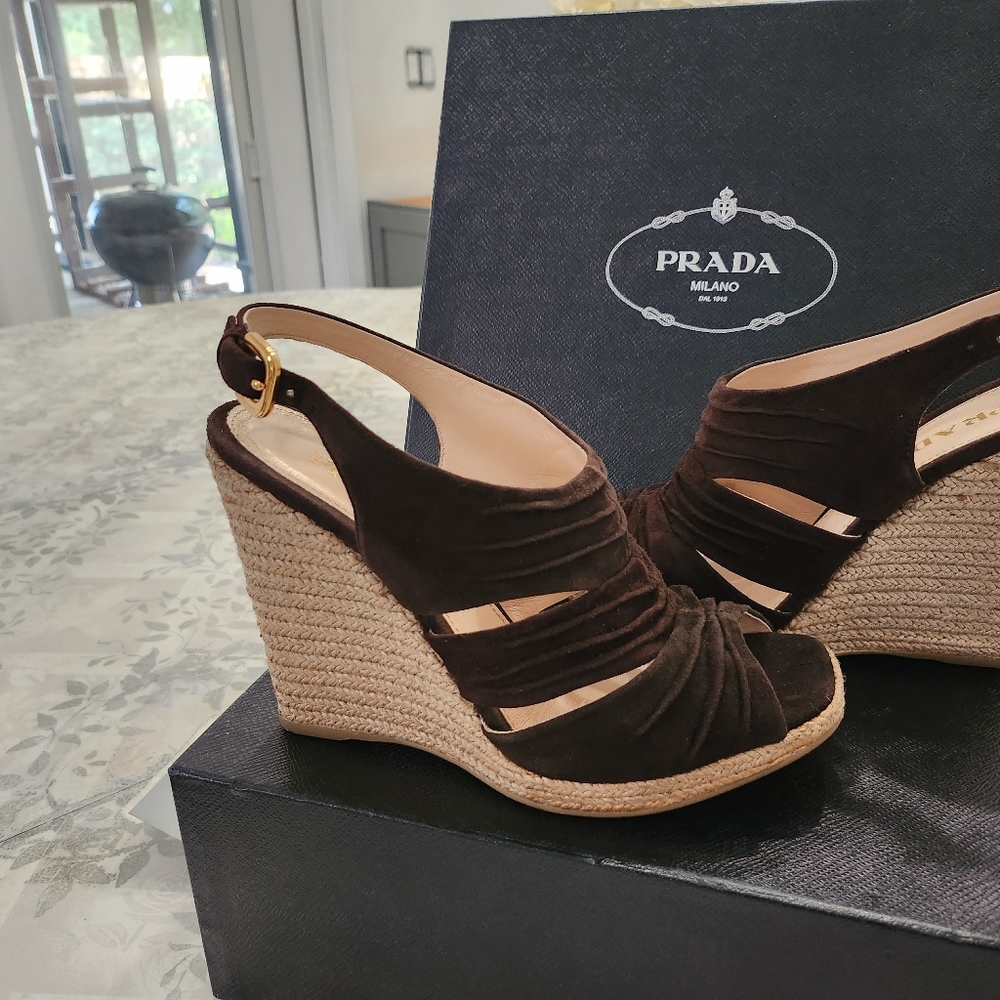Prada Size 38.5 / 8.5 Women's. DARK BROWN.  EXCELLENT CONDITION. COMES WITH BOX.